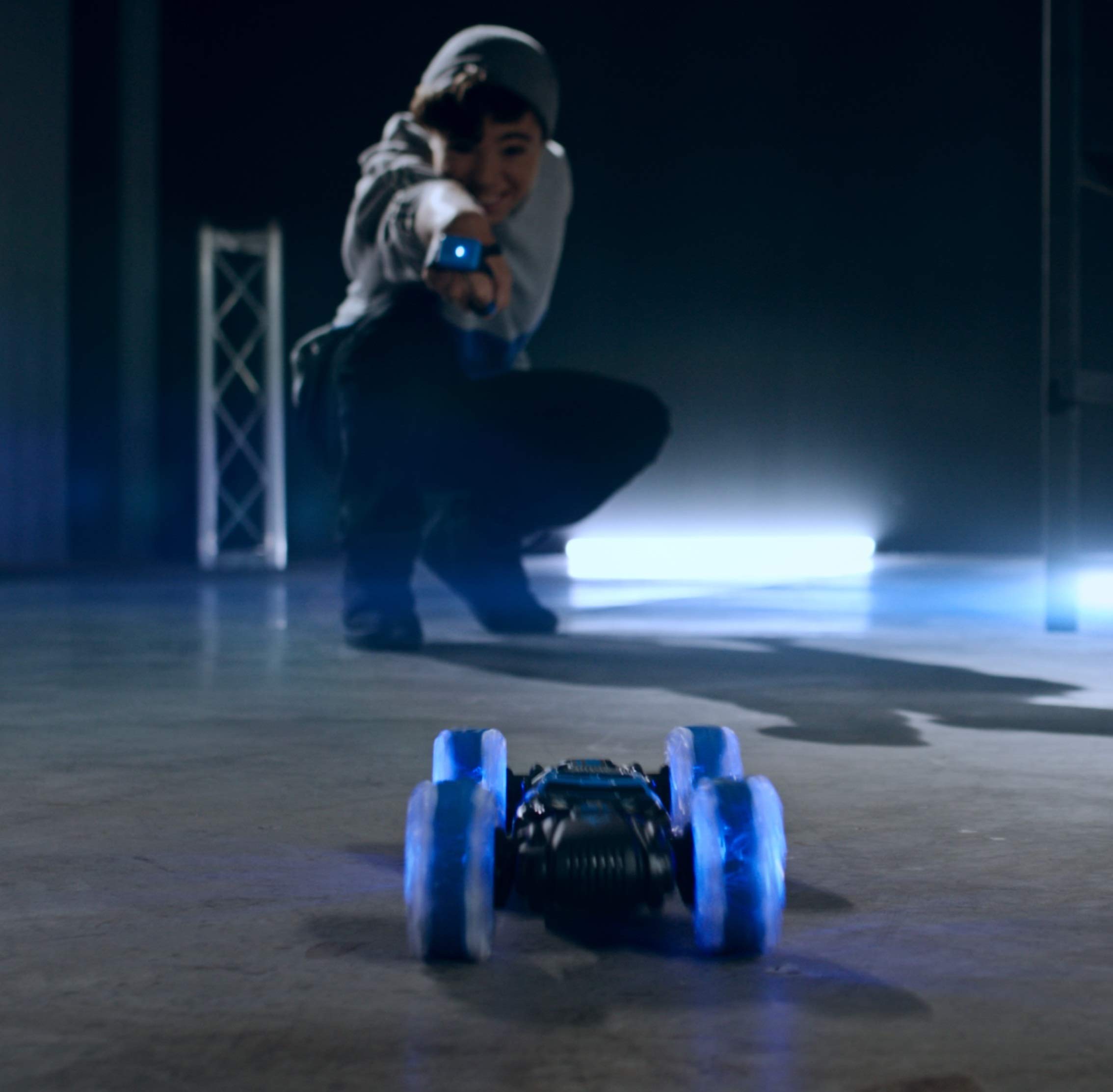 LEXIBOOK, Extreme Crosslander® RC Car Luminous Off-Road Remote Control with Wristband, Rechargeable, Electronic Action Game, Black/Blue, RC49 - Image 6